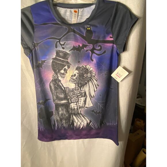 Halloween graphic tshirt with bride and groom skeleton. - Picture 1 of 12